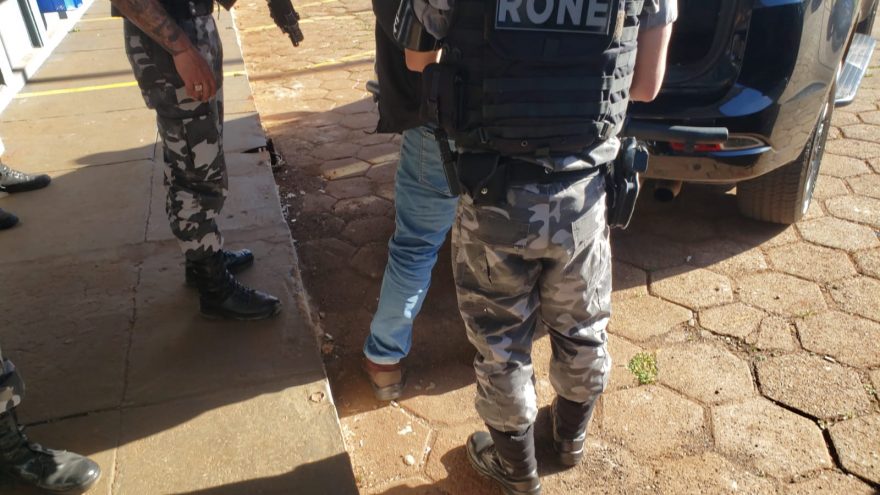 Rone detém indivíduo com arma de fogo e munições na Rua Europa