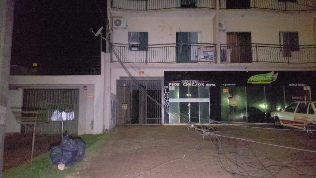 Fiação solta oferece riscos à população no Pacaembu