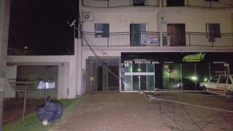 Fiação solta oferece riscos à população no Pacaembu