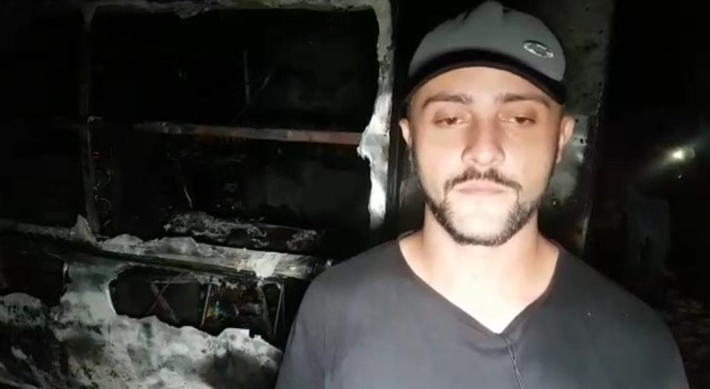 Durante o primeiro dia de trabalho, trailer de lanche pega fogo e homem pede ajuda
