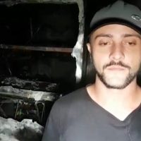 Imagem referente a Durante o primeiro dia de trabalho, trailer de lanche pega fogo e homem pede ajuda