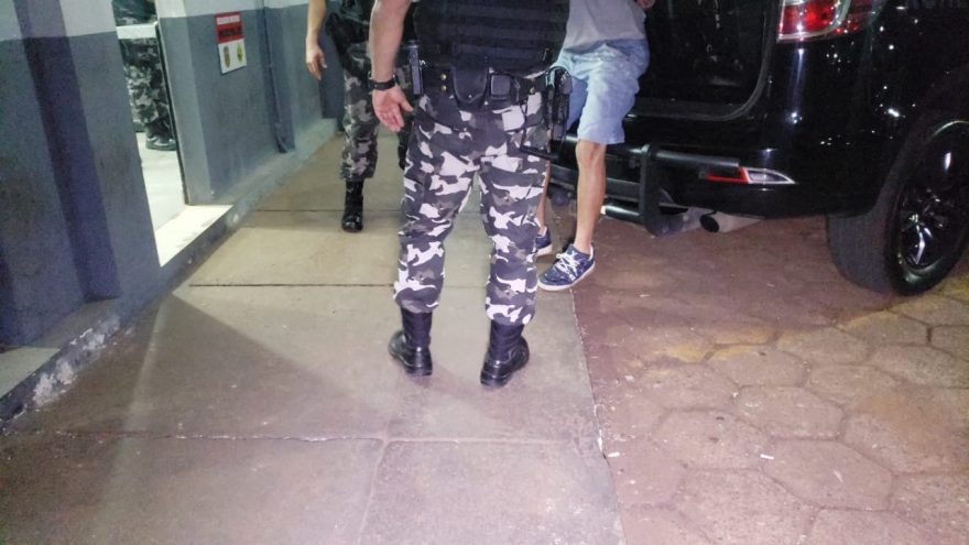 Homem é detido com potes com maconha na Vila Tolentino