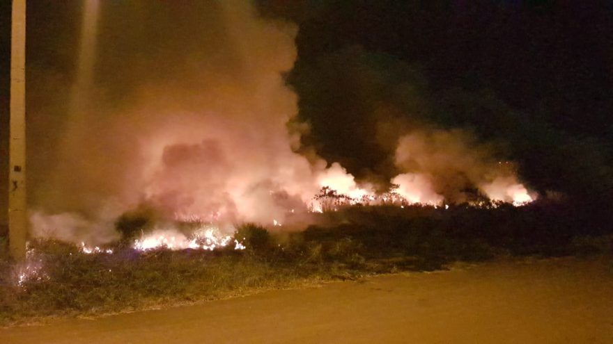 Incêndio toma conta de vegetação nas proximidades do Trevo Ceasa