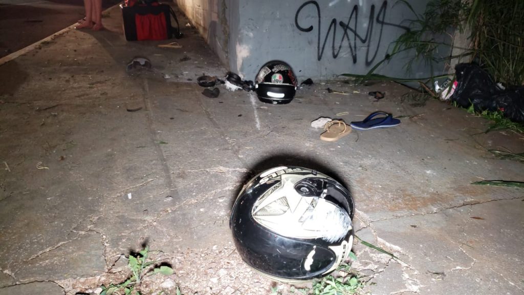 Jovens ficam em estado grave após motocicleta colidir contra muro, no bairro Canadá