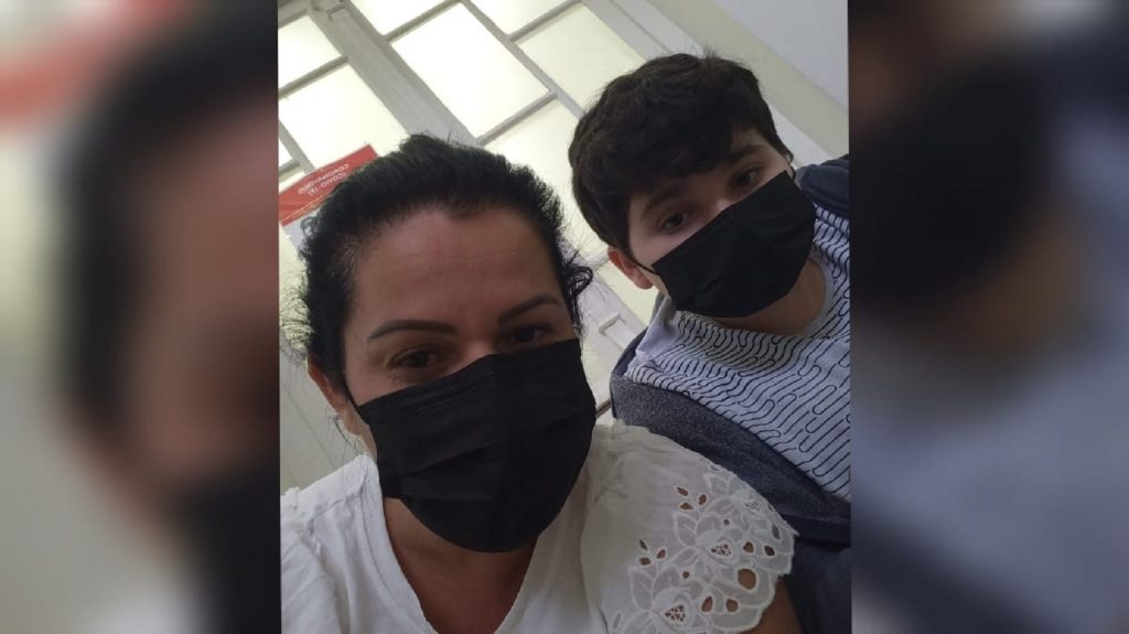 Sem receber benefício, mãe de menino com transplante de medula óssea pede ajuda com tratamento