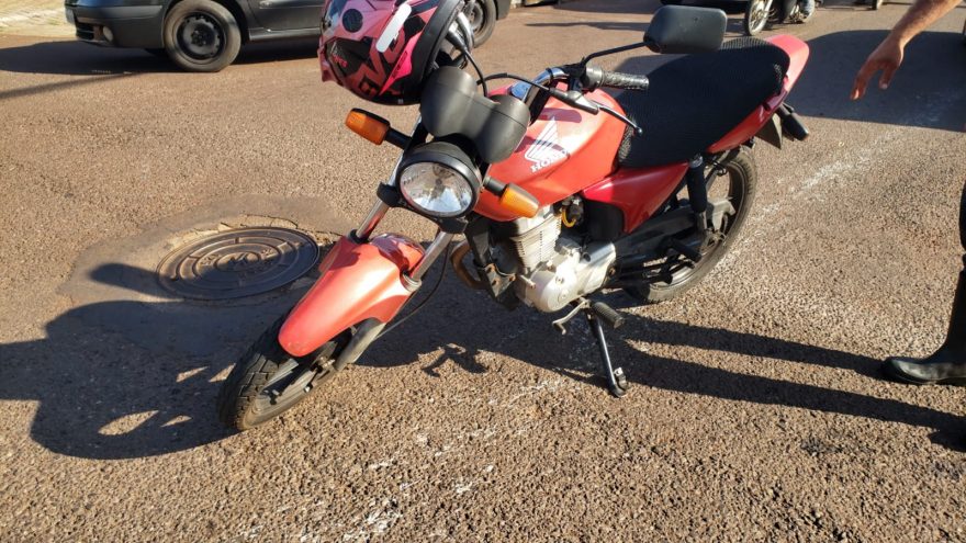 Jovem fica ferida em acidente entre moto e Nivus no São Cristóvão