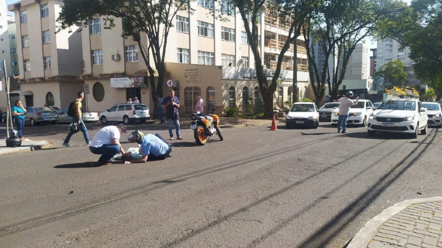 Acidente de trânsito no Centro deixa motociclista e garupa feridos