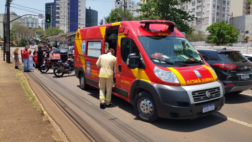 Motoboy fica ferido após colisão de trânsito no Centro