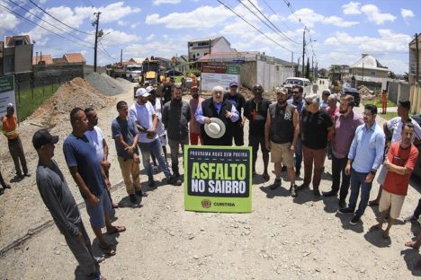 Curitiba – Obras de asfalto e drenagem melhoram a vida de moradores no Alto Boqueirão Imagem referente a Curitiba – Obras de asfalto e drenagem melhoram a vida de moradores no Alto Boqueirão