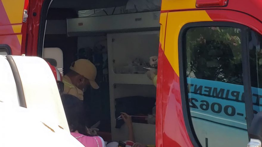 Motociclista fica ferida após acidente de trânsito na Av. Carlos Gomes