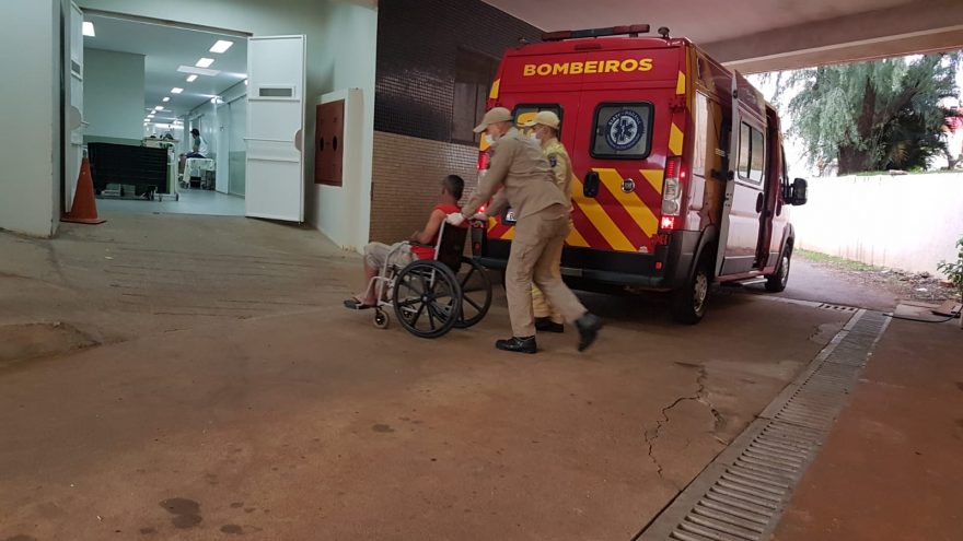 Homem cai de bicicleta no Pioneiros Catarinenses