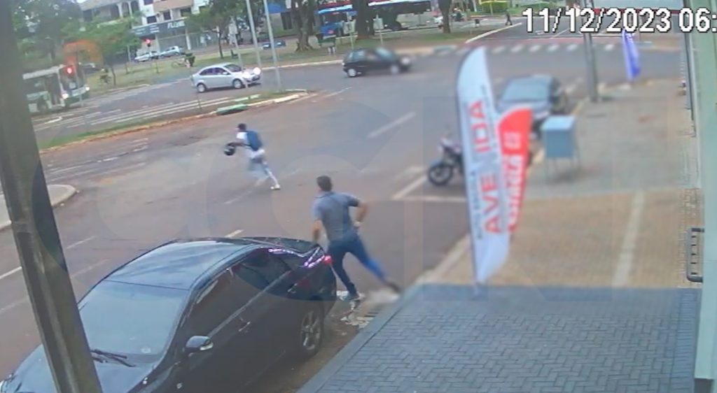 Homem tenta furtar moto mas é flagrado e sai correndo; veja vídeo