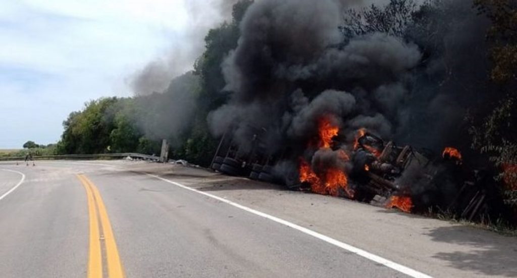 PRF atende acidente com morte envolvendo caminhão de Cascavel
