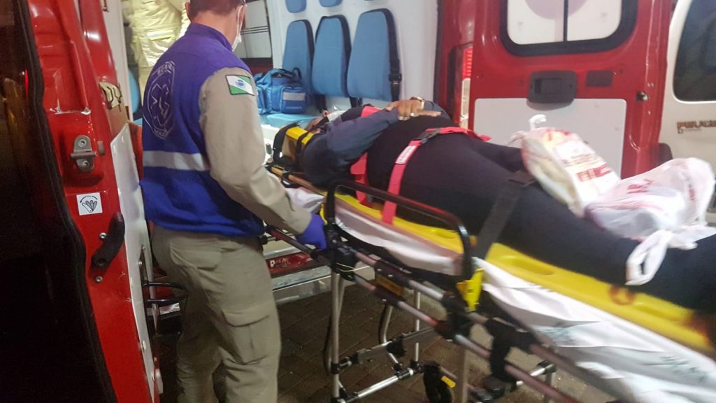 Mulher fica ferida ao sofrer queda de plano elevado no Floresta