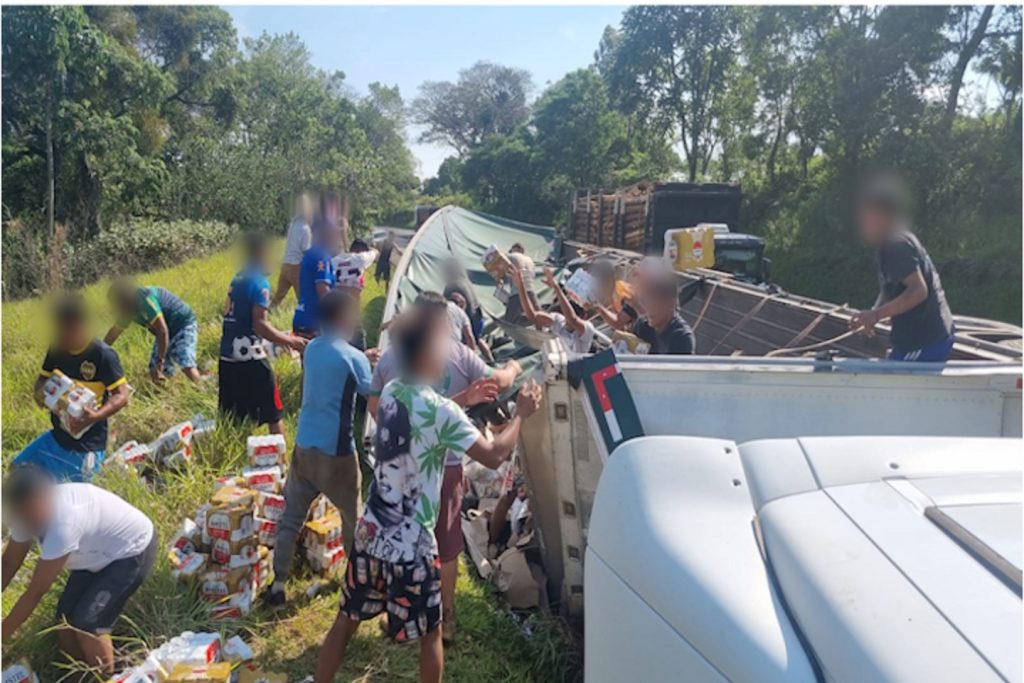 Caminhão de cerveja tomba na BR-277 e tem carga saqueada, em Nova Laranjeiras