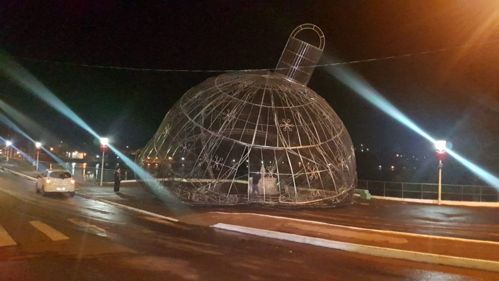 Decoração de Natal fica danificada após ventania no Lago Municipal
