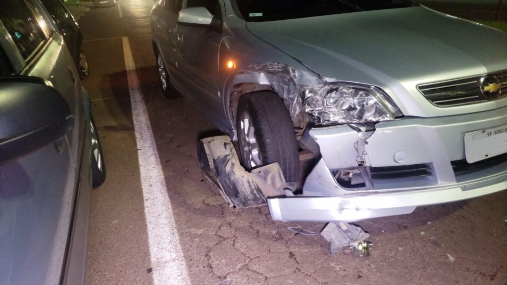 Colisão de trânsito envolvendo três carros é registrada na Avenida Brasil