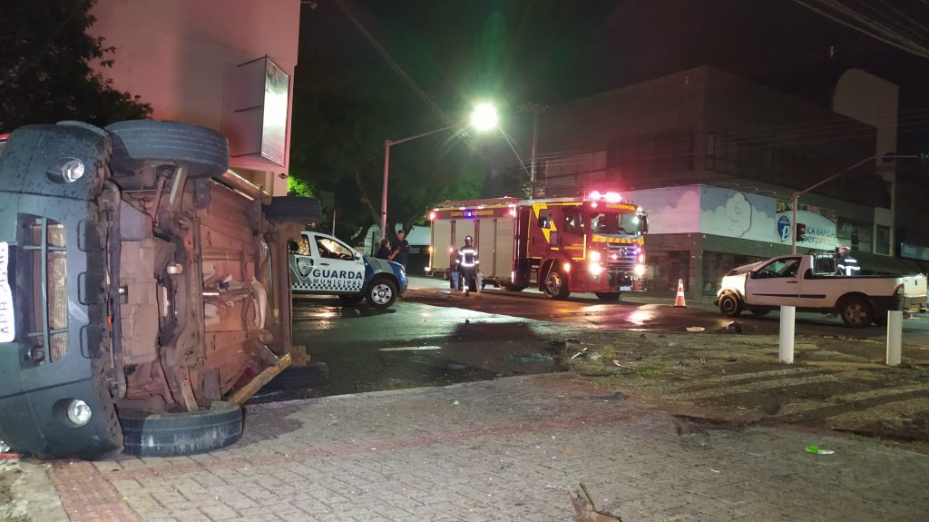 EcoSport tomba em forte colisão entre dois carros no centro; três pessoas ficam feridas