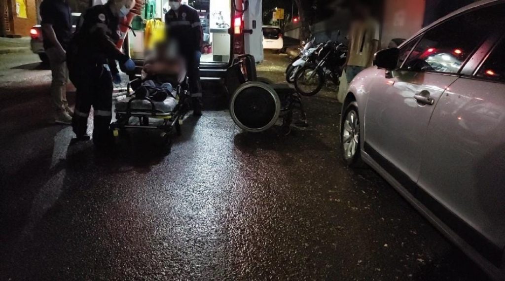 Jovem se fere com vidro em casa noturna e recebe atendimento do Samu, no centro