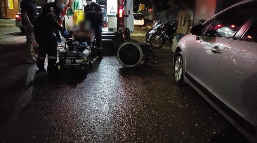 Jovem se fere com vidro em casa noturna e recebe atendimento do Samu, no centro