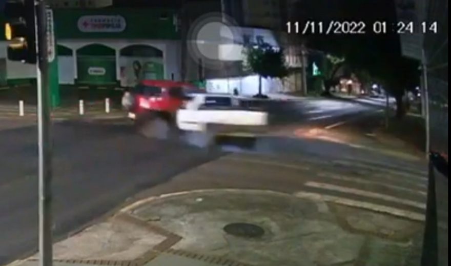 Vídeo mostra fortíssima colisão na Rua Paraná e EcoSport tombando