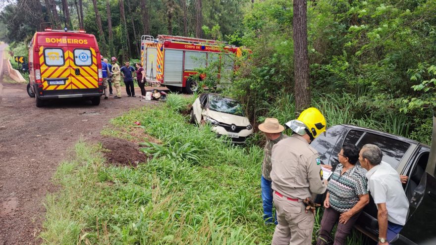 Idosa fica ferida após capotamento na rodovia PR-180 em Cascavel