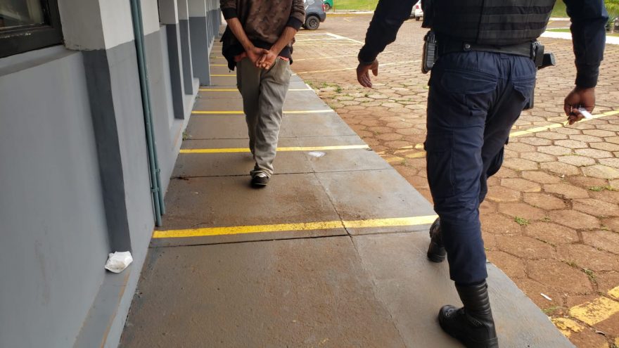 Homem furta barras de chocolate em supermercado no Bairro Floresta