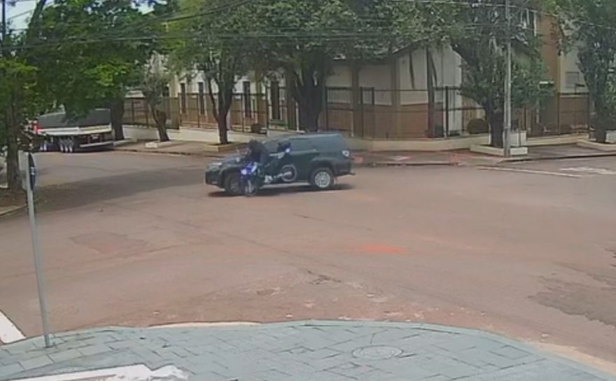 Vídeo mostra SW4 fazendo conversão na via e sendo atingida por moto da Guarda Municipal