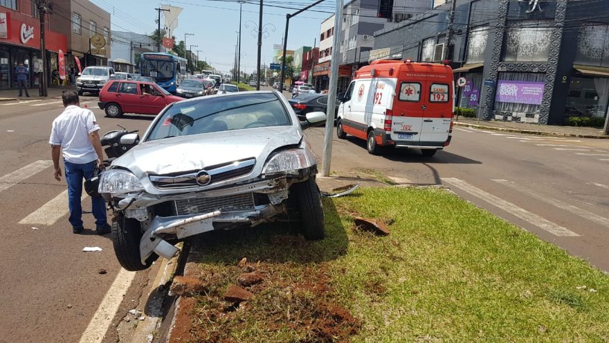 Motorista passa mal, bate contra carro e motociclista e sobe em canteiro na Avenida Carlos Gomes