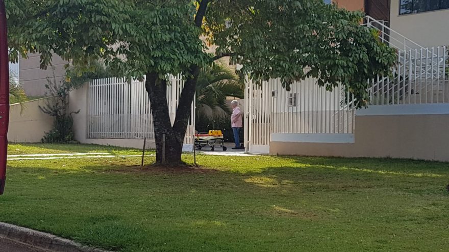 Idoso de 75 anos sofre queda de dois metros enquanto realizava reparos em residência