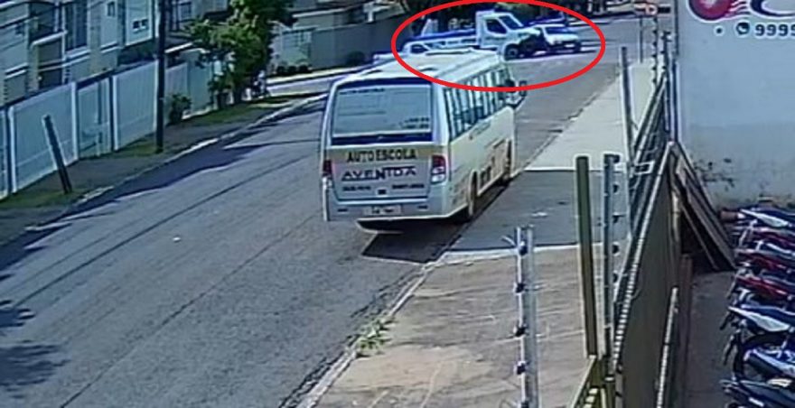 Câmera flagra acidente entre utilitário e automóvel no Centro