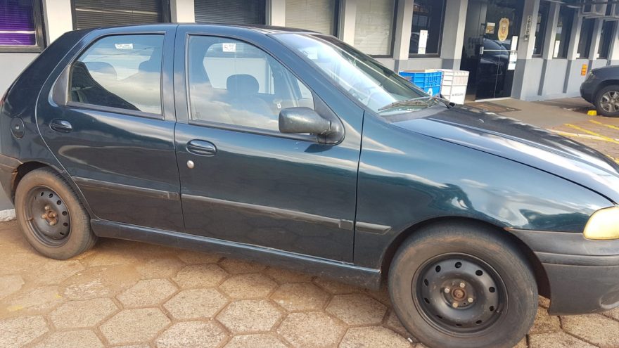 Carro utilizado em suposto tráfico de drogas é apreendido em Corbélia; dois indivíduos foram detidos