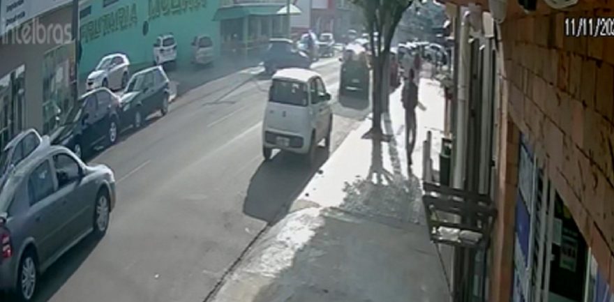 Veja o momento da colisão que deixou casal gravemente ferido no Periolo