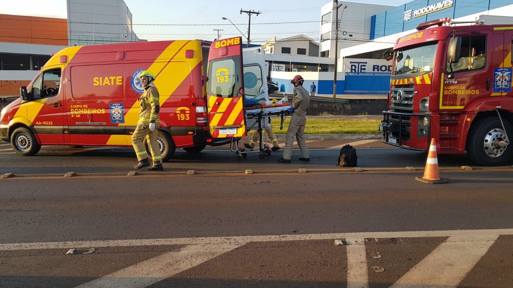 Mulher fica ferida após colisão entre moto e caminhão na BR-277