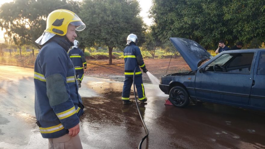 Samu e Bombeiros controlam incêndio em Fiat Uno no Country