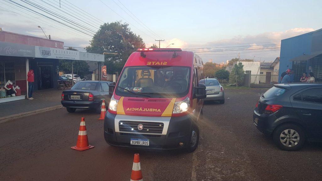 Motociclista fratura o braço ao se envolver em acidente com carro no Santa Cruz