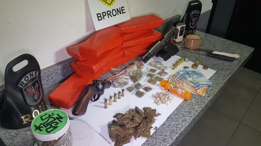 Drogas e armas apreendidas após confronto são levadas para a delegacia