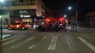Bandidos roubam carro e acabam baleados pela Choque no centro de Cascavel