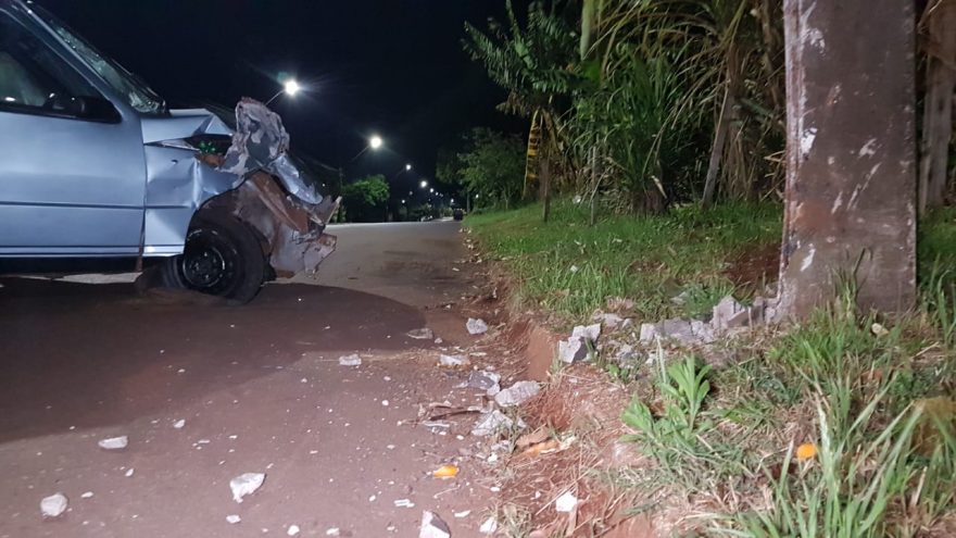 Uno passa reto e colide em poste no Santa Felicidade