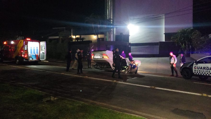 Capotamento deixa dois feridos na Av. Tancredo Neves