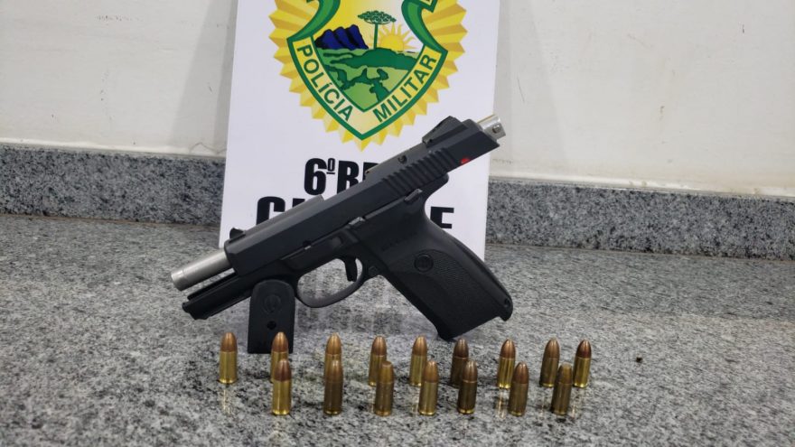 Arma usada em assalto é apreendida e dois envolvidos no crime são presos; terceiro suspeito segue no hospital