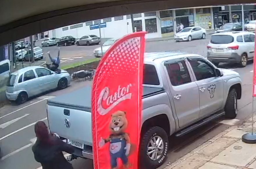 Vídeo mostra motociclista sendo arrastado em cima de carro