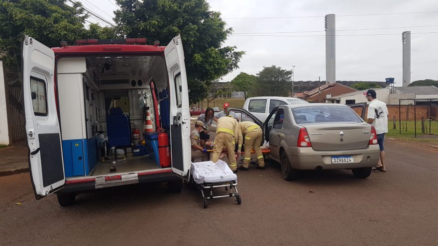 Logan e Hilux se envolvem em colisão no Santo Onofre e mulher precisa ser socorrida