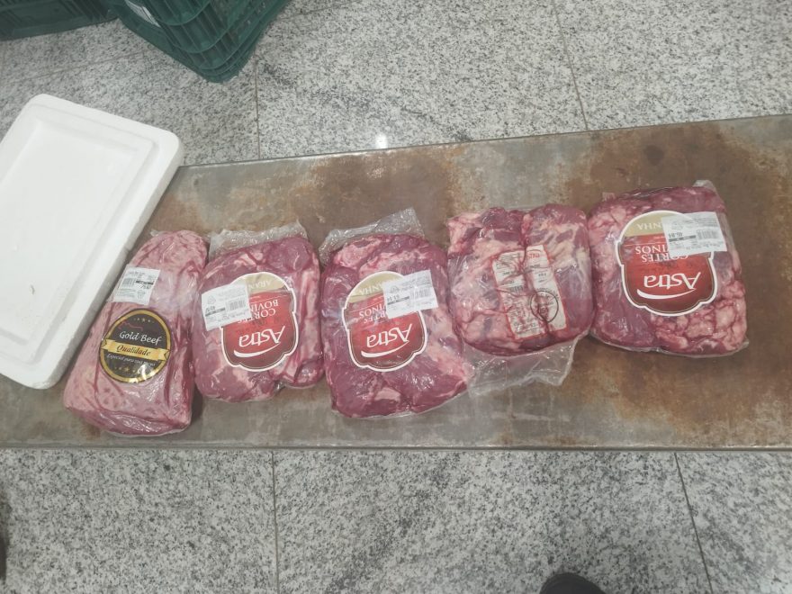 Vale picanha? Jovem é presa furtando 5 peças em mercado