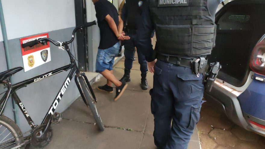 Gênio! Comparsa de ladra de picanha passa em frente à Delegacia é reconhecido e preso
