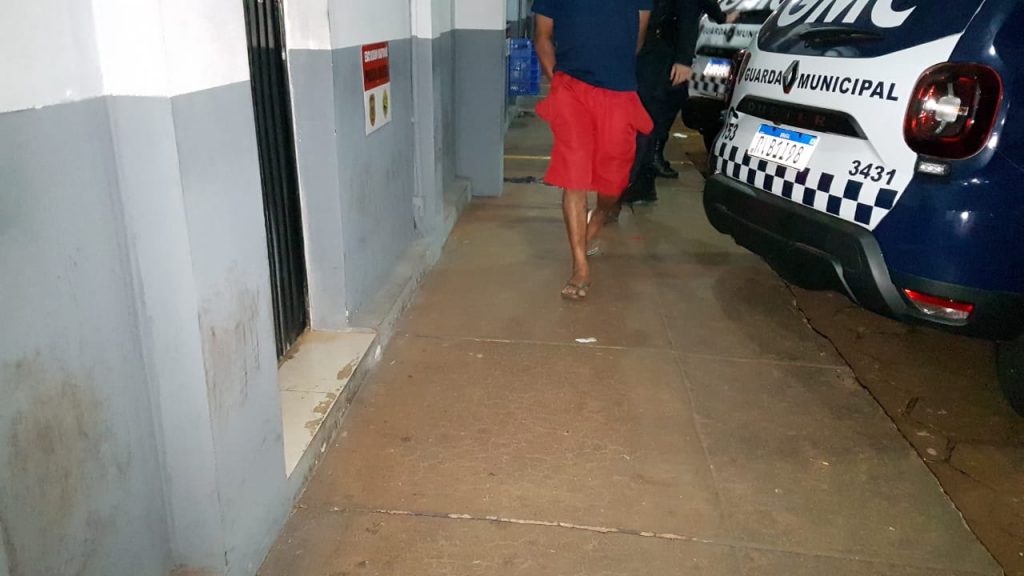 Homem com mandado de prisão por furto é detido na Rua Nereu Ramos