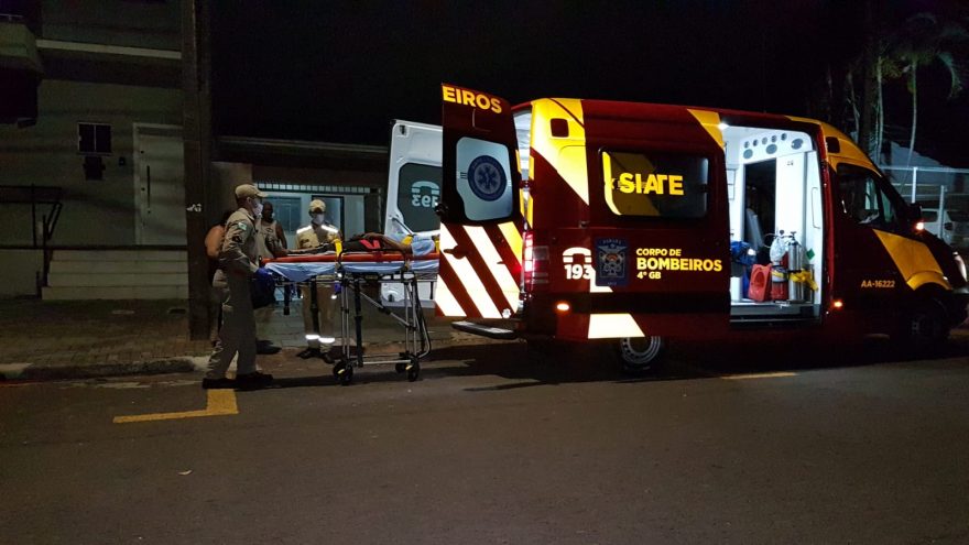Homem ferido é socorrido pelo Siate no Parque São Paulo