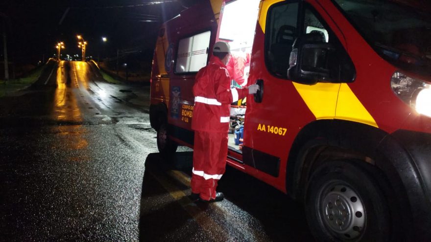 Moto desliza no asfalto molhado e condutor é atendido pelo Siate na Piquiri