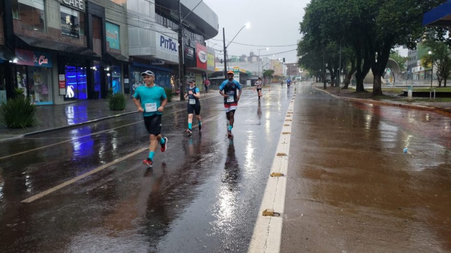 Mesmo com chuva, atletas participam de maratonas em Cascavel