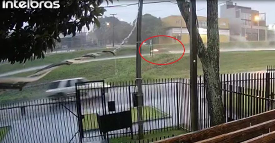 Câmera flagra Nissan Kicks capotando na BR-277 após aquaplanagem